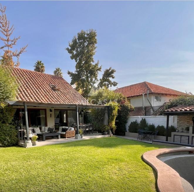 Moderna y luminosa casa familiar con excelente distribución y espacios exteriores soñados