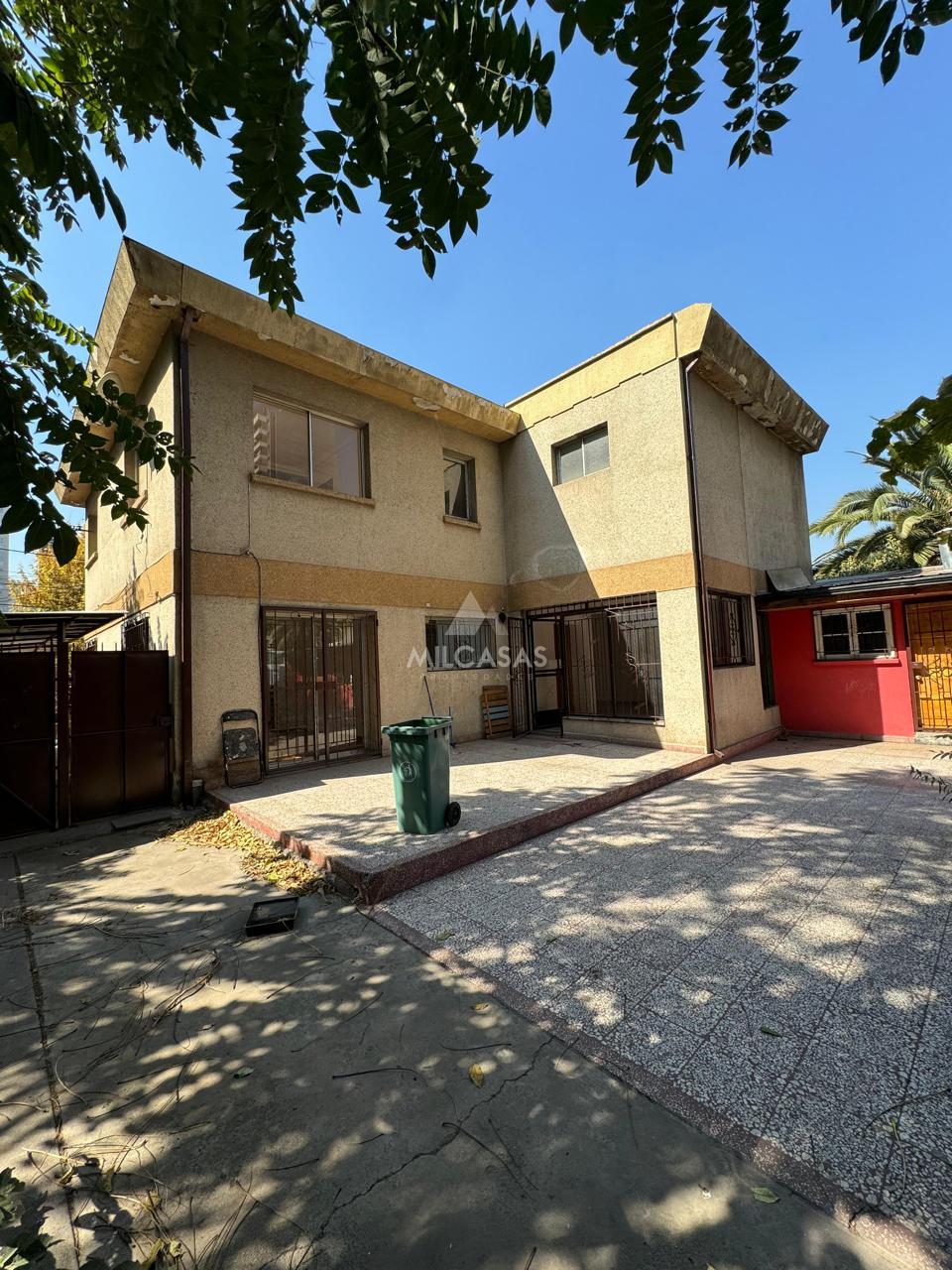 Amplia Casa De Dos Pisos Con Gran Potencial Y Gran Terreno