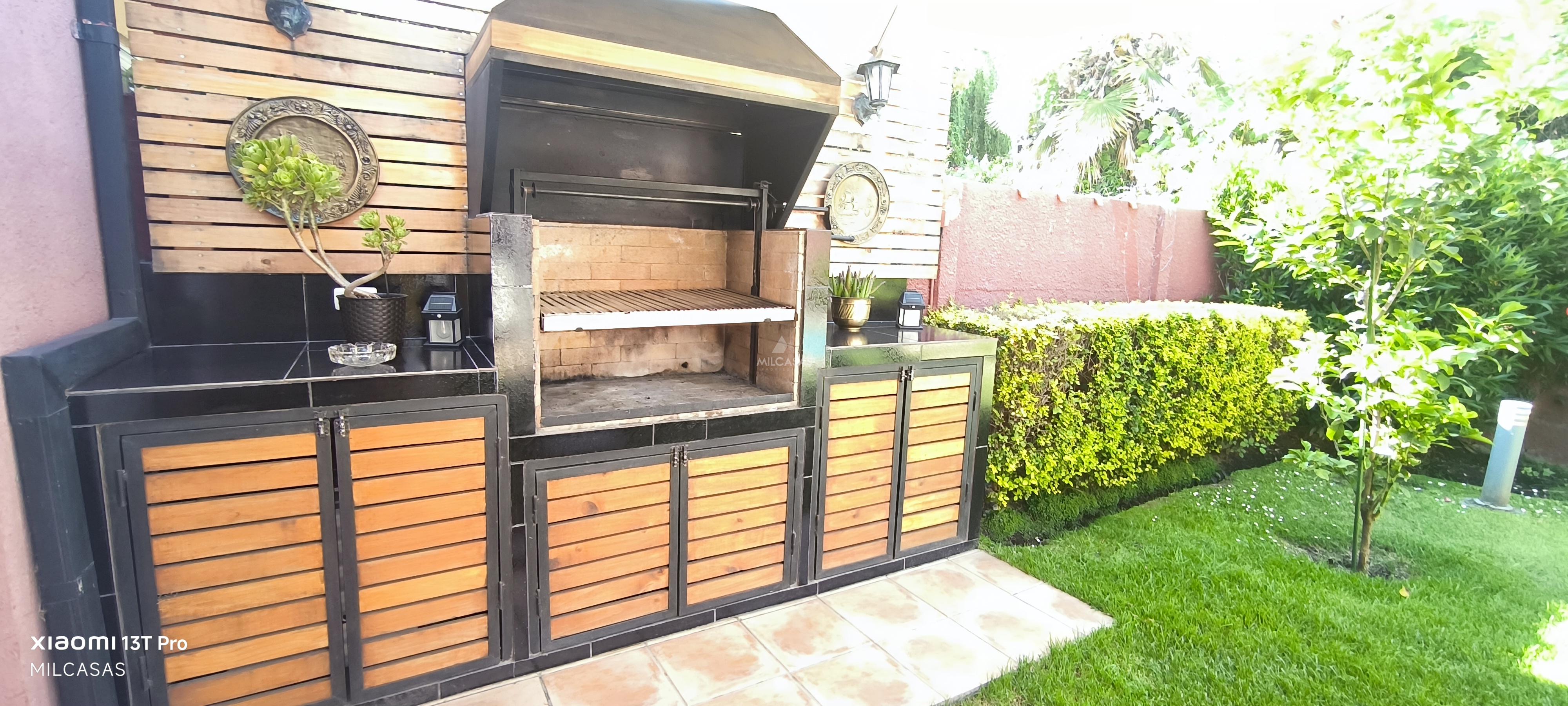 Casa Con Piscina, Quincho Y Un Entorno Lleno De Vida